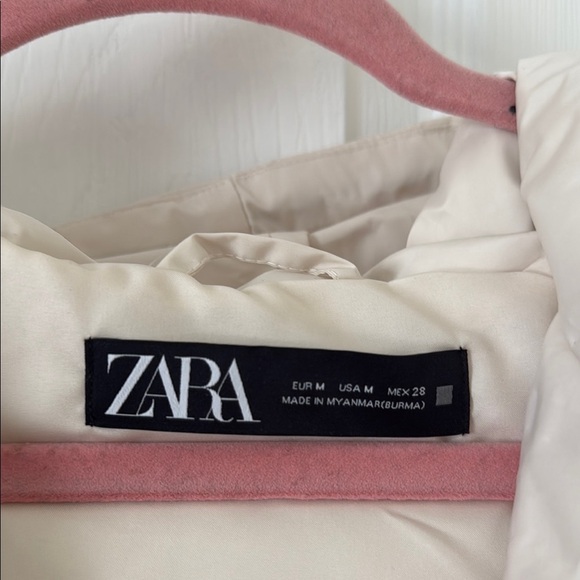Zara Women's Cream and Black Puffer Vest - Picture 2 of 3
